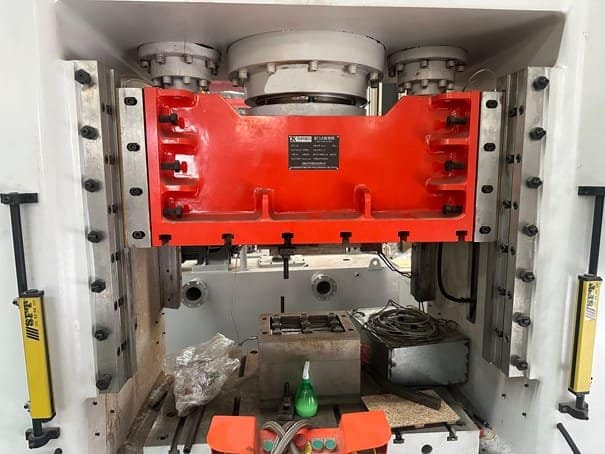 800 tons press machine