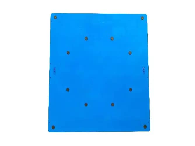Rackable pallet with three runners