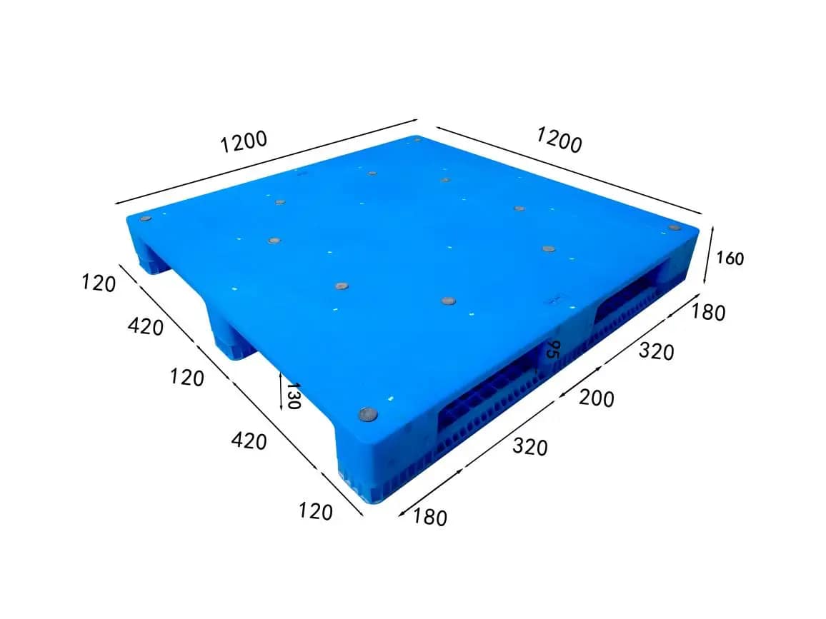 Closed deck and three runners plastic pallet